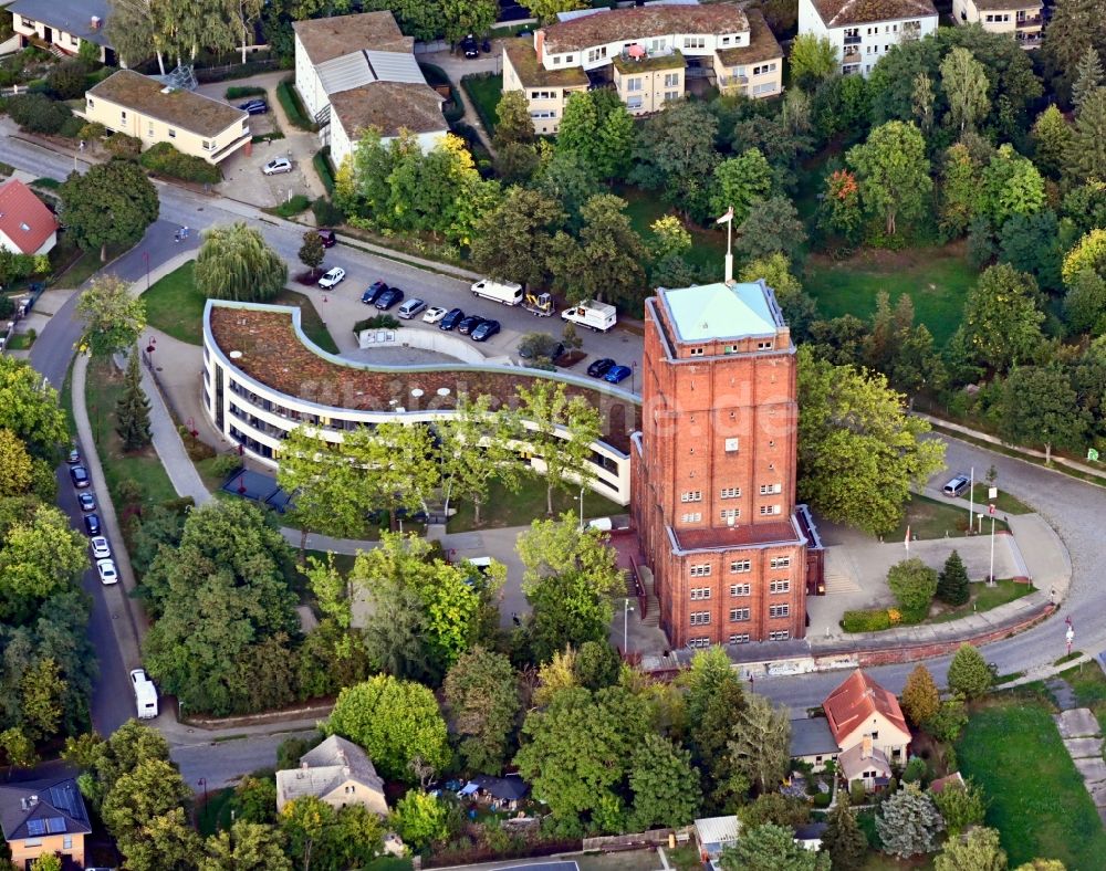 Neuenhagen von oben - Gebäude der Stadtverwaltung - Rathaus - Gemeindeverwaltung in Neuenhagen im Bundesland Brandenburg