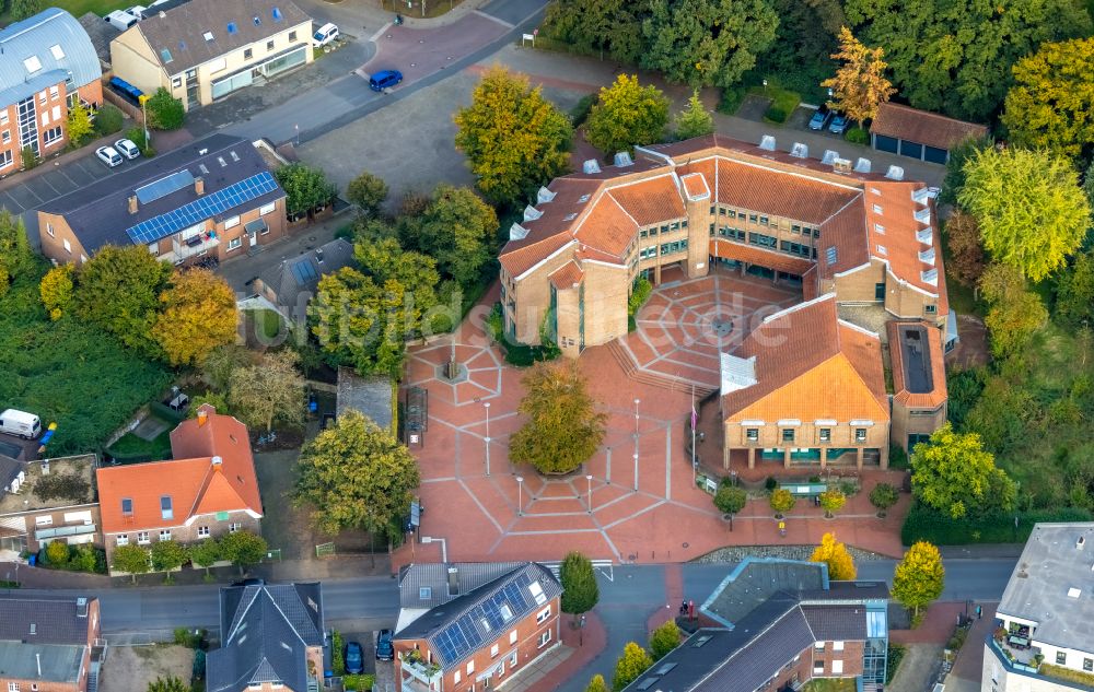 Luftbild Hamminkeln - Gebäude der Stadtverwaltung - Rathaus in Hamminkeln im Bundesland Nordrhein-Westfalen, Deutschland