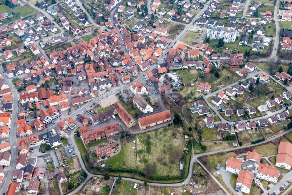 Oberderdingen aus der Vogelperspektive: Gebäude der Stadtverwaltung - Rathaus und Hexenturm in Oberderdingen im Bundesland Baden-Württemberg, Deutschland