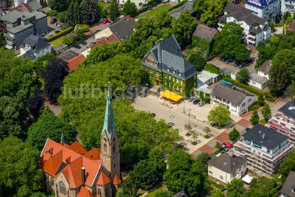 Holzwickede aus der Vogelperspektive: Gebäude der Stadtverwaltung - Rathaus in Holzwickede im Bundesland Nordrhein-Westfalen