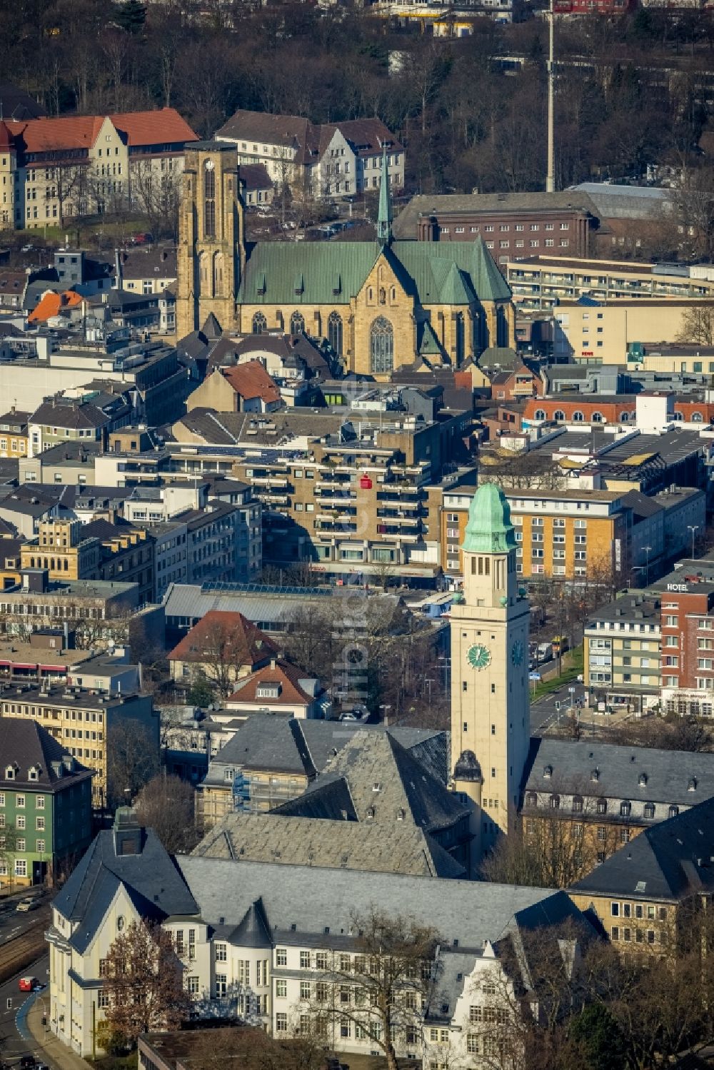 Luftbild Gelsenkirchen - Gebäude der Stadtverwaltung - Rathaus und Kirche Sankt Urbanus im Ortsteil Buer in Gelsenkirchen im Bundesland Nordrhein-Westfalen