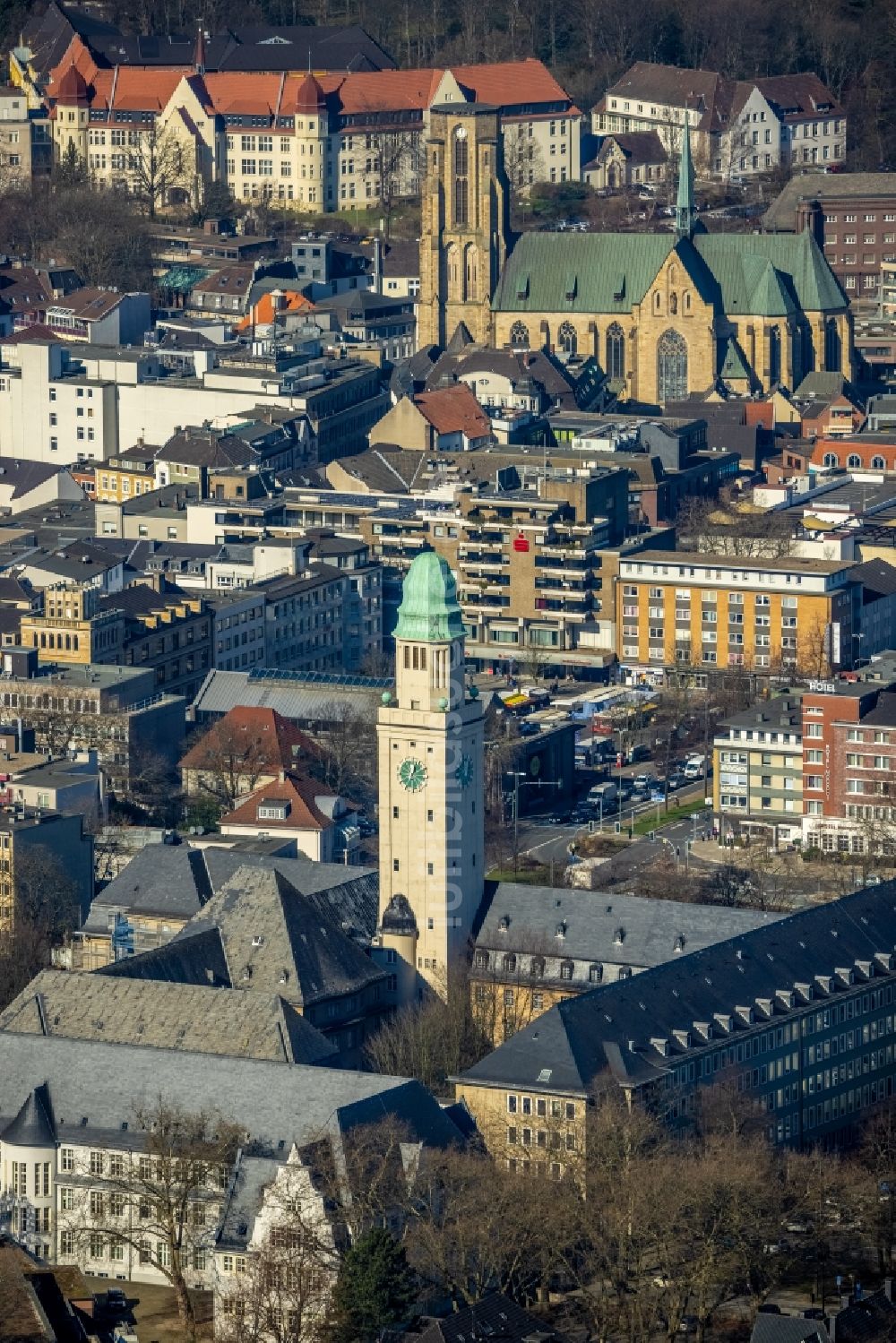 Luftaufnahme Gelsenkirchen - Gebäude der Stadtverwaltung - Rathaus und Kirche Sankt Urbanus im Ortsteil Buer in Gelsenkirchen im Bundesland Nordrhein-Westfalen