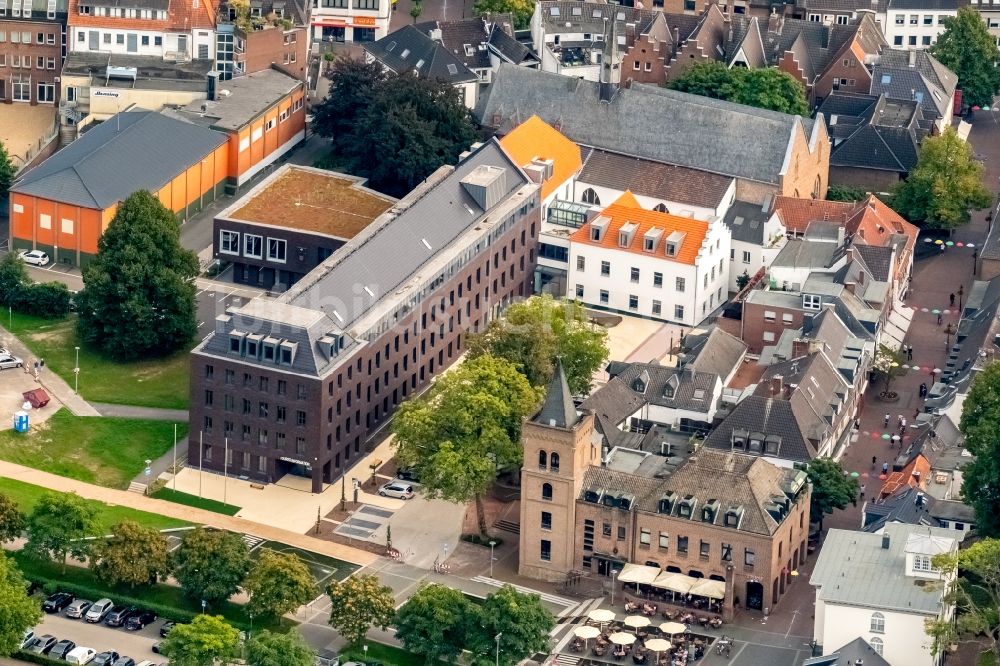 Kleve aus der Vogelperspektive: Gebäude der Stadtverwaltung - Rathaus in Kleve im Bundesland Nordrhein-Westfalen, Deutschland