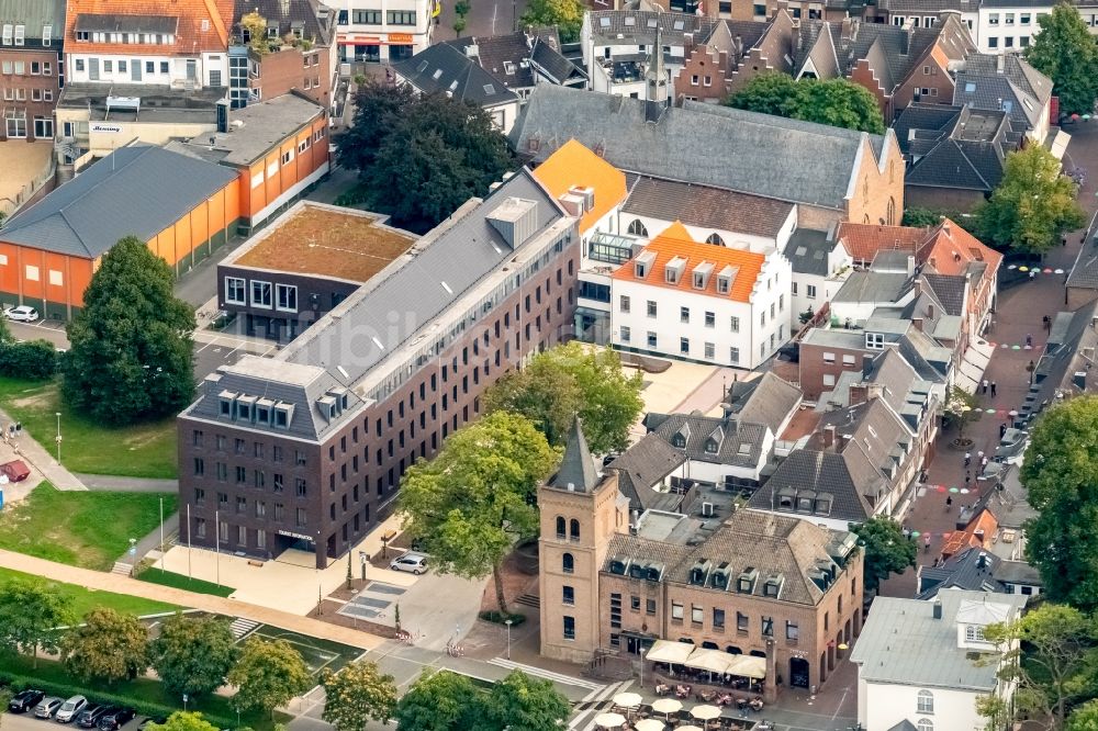 Kleve von oben - Gebäude der Stadtverwaltung - Rathaus in Kleve im Bundesland Nordrhein-Westfalen, Deutschland