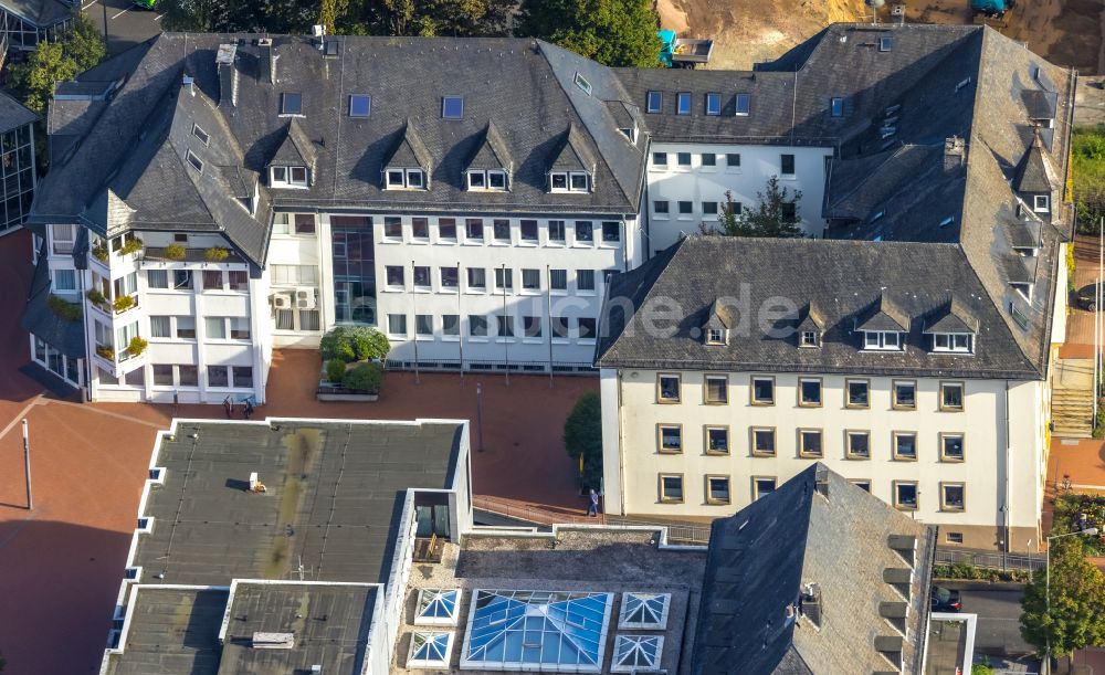 Luftaufnahme Kreuztal - Gebäude der Stadtverwaltung - Rathaus in Kreuztal im Bundesland Nordrhein-Westfalen, Deutschland