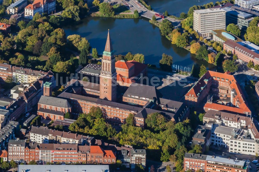 Kiel von oben - Gebäude der Stadtverwaltung - Rathaus der Landeshauptstadt in Kiel im Bundesland Schleswig-Holstein, Deutschland