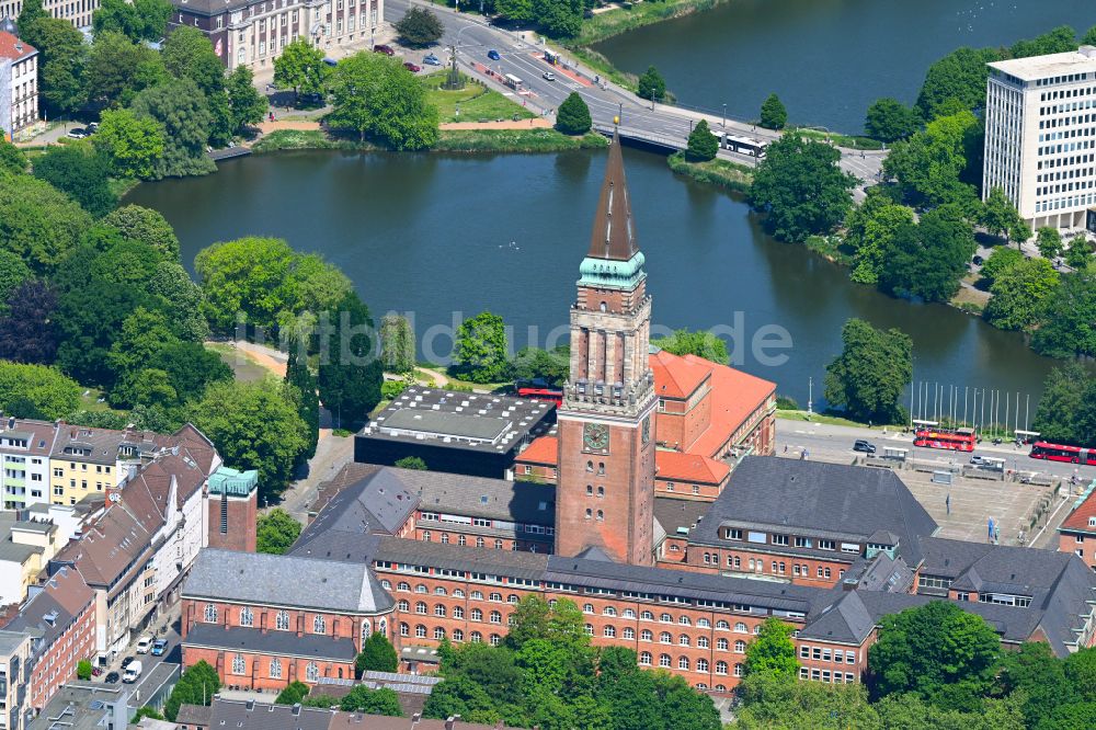 Luftaufnahme Kiel - Gebäude der Stadtverwaltung - Rathaus der Landeshauptstadt in Kiel im Bundesland Schleswig-Holstein, Deutschland