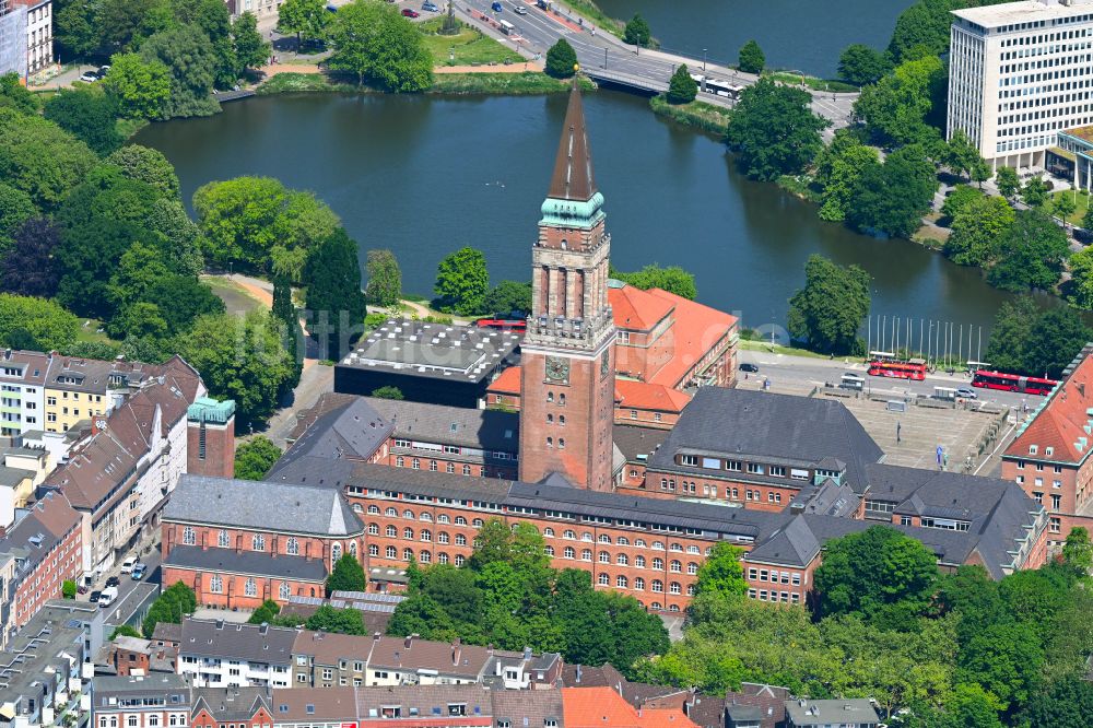 Kiel von oben - Gebäude der Stadtverwaltung - Rathaus der Landeshauptstadt in Kiel im Bundesland Schleswig-Holstein, Deutschland