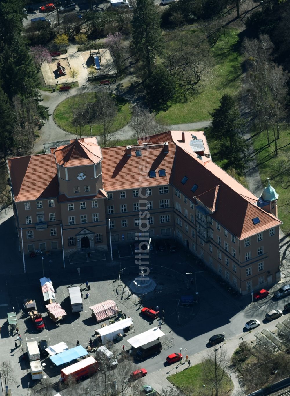 Berlin aus der Vogelperspektive: Gebäude der Stadtverwaltung - Rathaus Lankwitz an der Leonorenstraße in Berlin