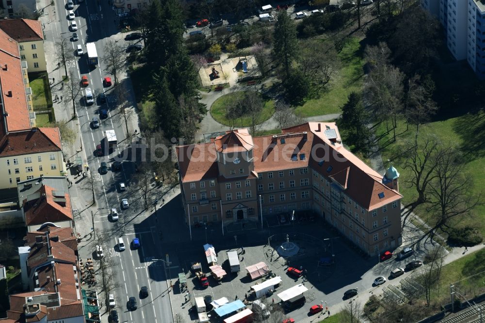 Luftbild Berlin - Gebäude der Stadtverwaltung - Rathaus Lankwitz an der Leonorenstraße in Berlin