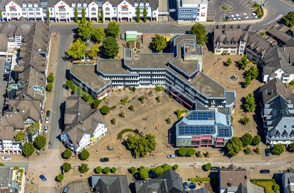 Lennestadt von oben - Gebäude der Stadtverwaltung - Rathaus Lennestadt am Thomas-Morus-Platz - Am Rathaus - Helmut-Kumpf-Straße im Ortsteil Altenhundem in Lennestadt im Bundesland Nordrhein-Westfalen, Deutschland