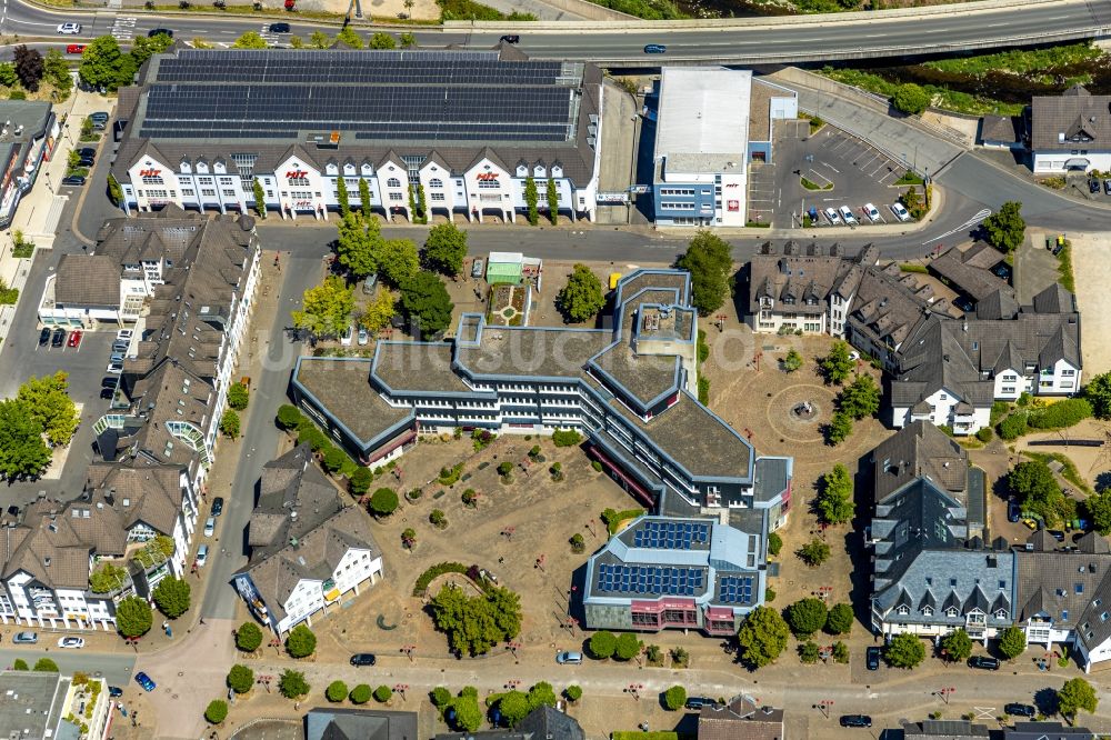 Lennestadt aus der Vogelperspektive: Gebäude der Stadtverwaltung - Rathaus Lennestadt am Thomas-Morus-Platz - Am Rathaus - Helmut-Kumpf-Straße im Ortsteil Altenhundem in Lennestadt im Bundesland Nordrhein-Westfalen, Deutschland