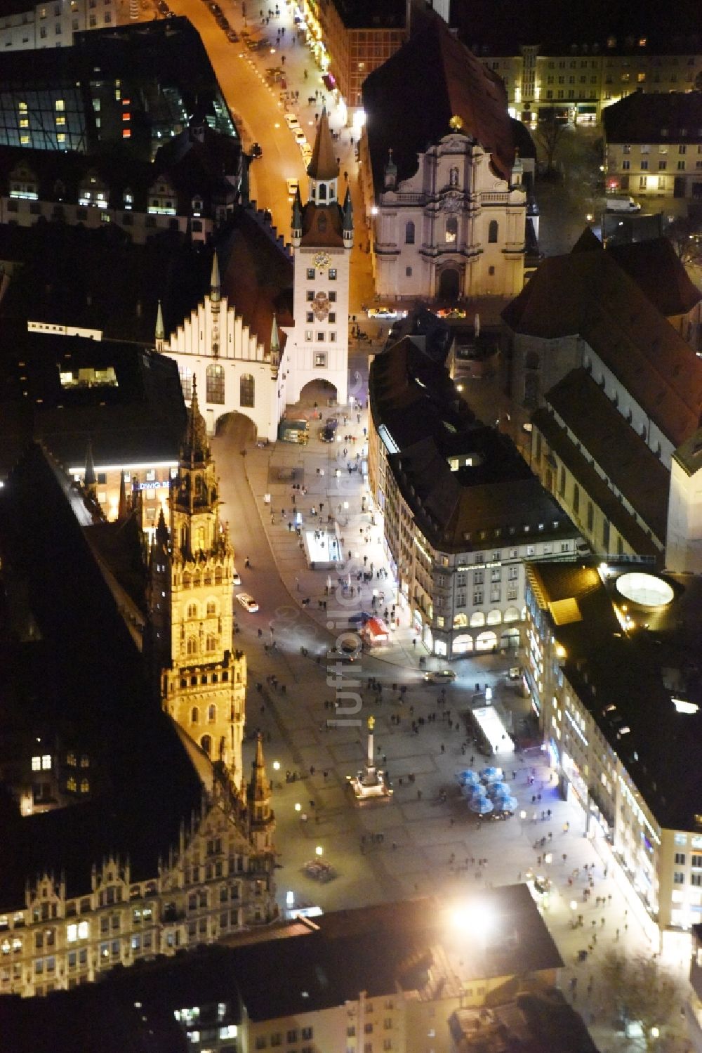 Luftbild München - Gebäude der Stadtverwaltung - Rathaus am Marienplatz in München im Bundesland Bayern