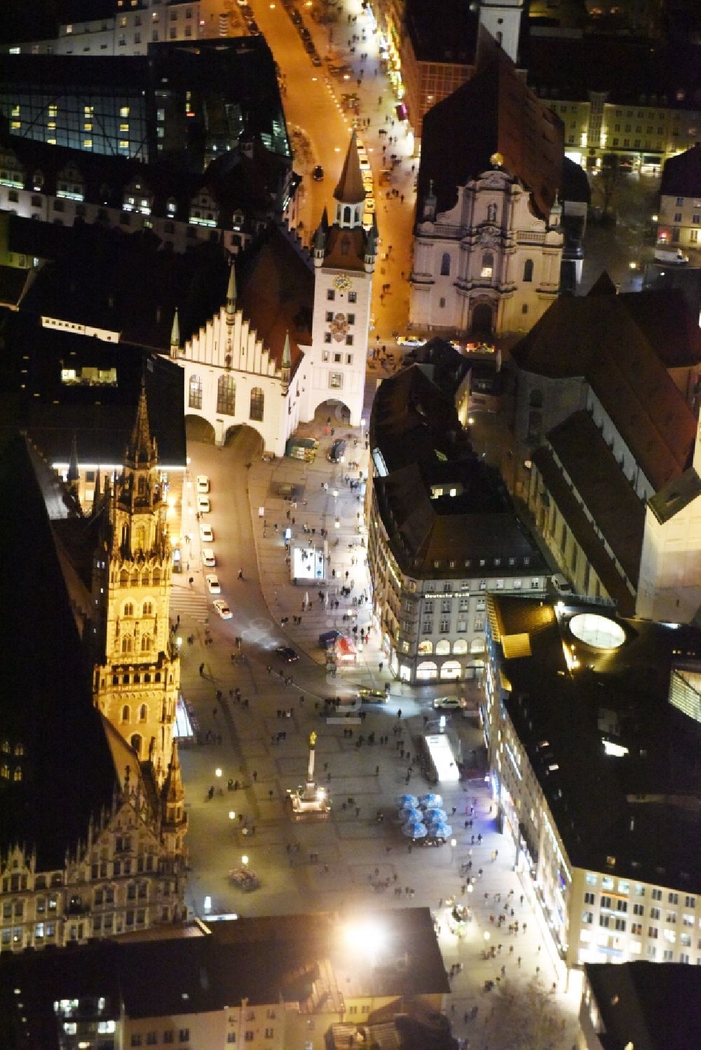 München von oben - Gebäude der Stadtverwaltung - Rathaus am Marienplatz in München im Bundesland Bayern