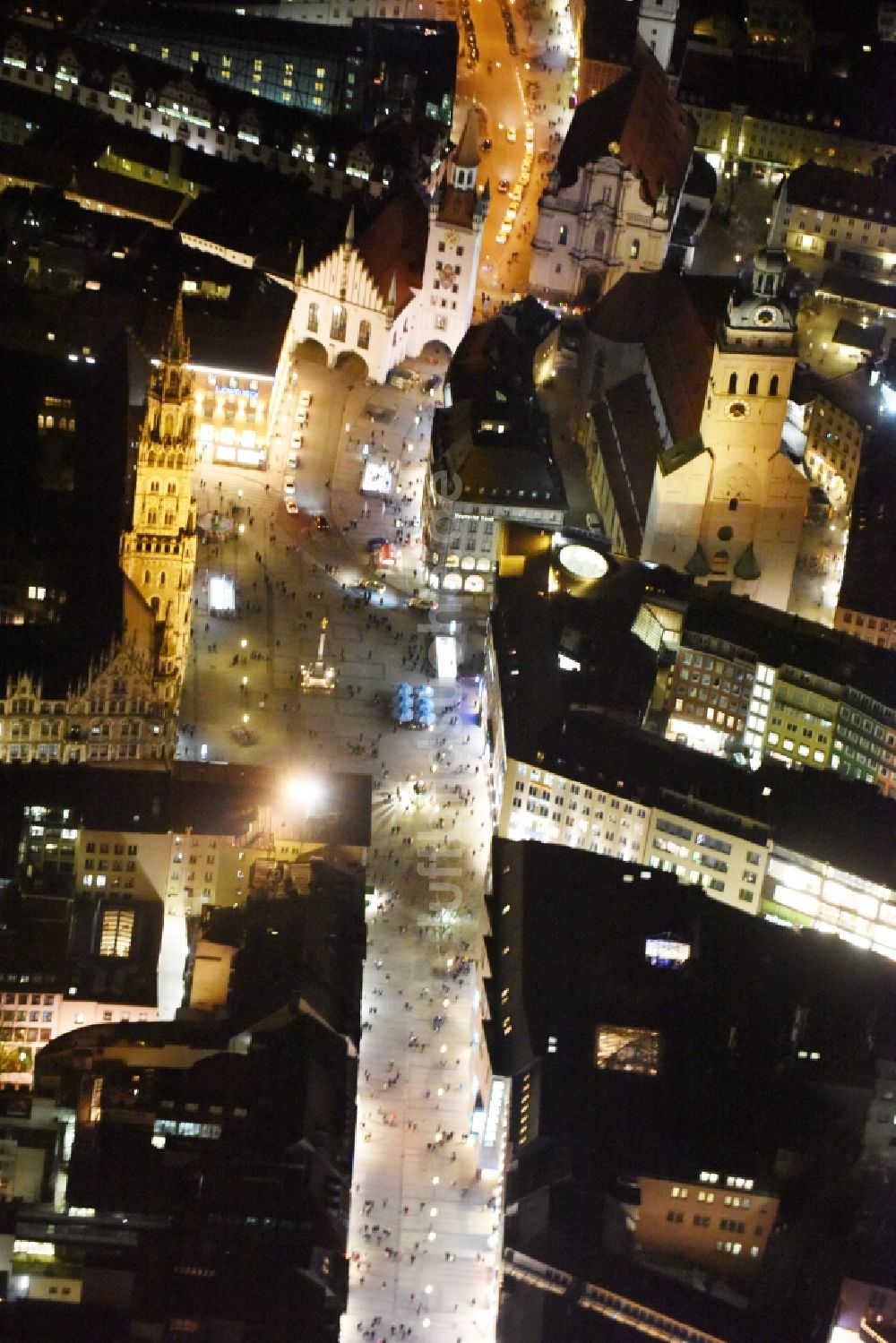 München aus der Vogelperspektive: Gebäude der Stadtverwaltung - Rathaus am Marienplatz in München im Bundesland Bayern