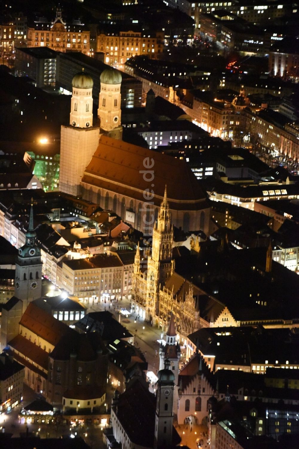 München von oben - Gebäude der Stadtverwaltung - Rathaus am Marienplatz in München im Bundesland Bayern