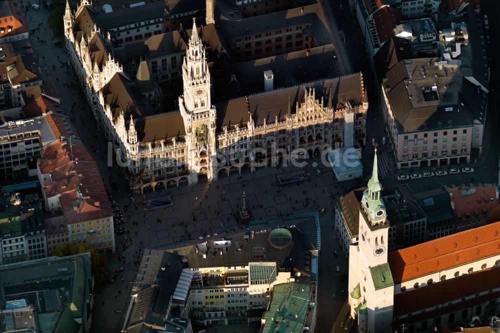 München aus der Vogelperspektive: Gebäude der Stadtverwaltung - Rathaus am Marienplatz in München im Bundesland Bayern