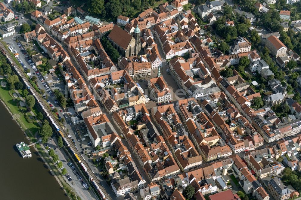 Luftaufnahme Pirna - Gebäude der Stadtverwaltung - Rathaus Am Markt im Innenstadt- Zentrum in Pirna im Bundesland Sachsen, Deutschland