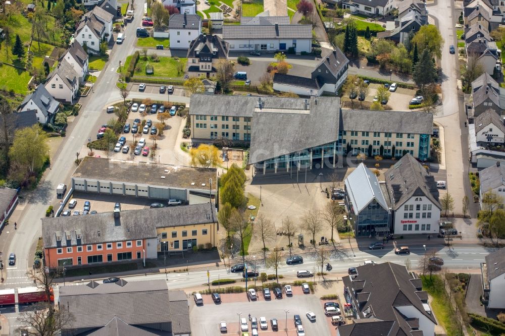 Bestwig von oben - Gebäude der Stadtverwaltung - Rathaus am Marktplatz in Bestwig im Bundesland Nordrhein-Westfalen