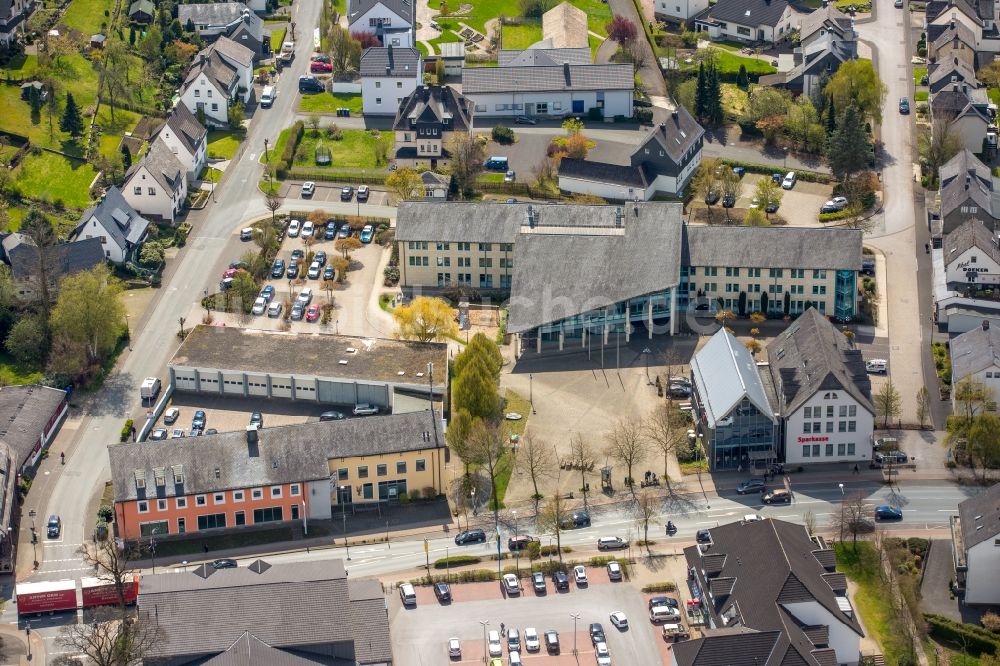 Bestwig aus der Vogelperspektive: Gebäude der Stadtverwaltung - Rathaus am Marktplatz in Bestwig im Bundesland Nordrhein-Westfalen