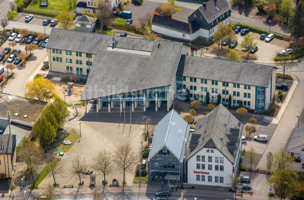 Luftbild Bestwig - Gebäude der Stadtverwaltung - Rathaus am Marktplatz in Bestwig im Bundesland Nordrhein-Westfalen