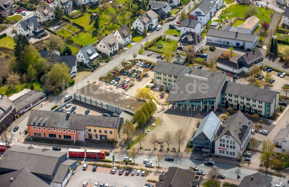 Luftaufnahme Bestwig - Gebäude der Stadtverwaltung - Rathaus am Marktplatz in Bestwig im Bundesland Nordrhein-Westfalen