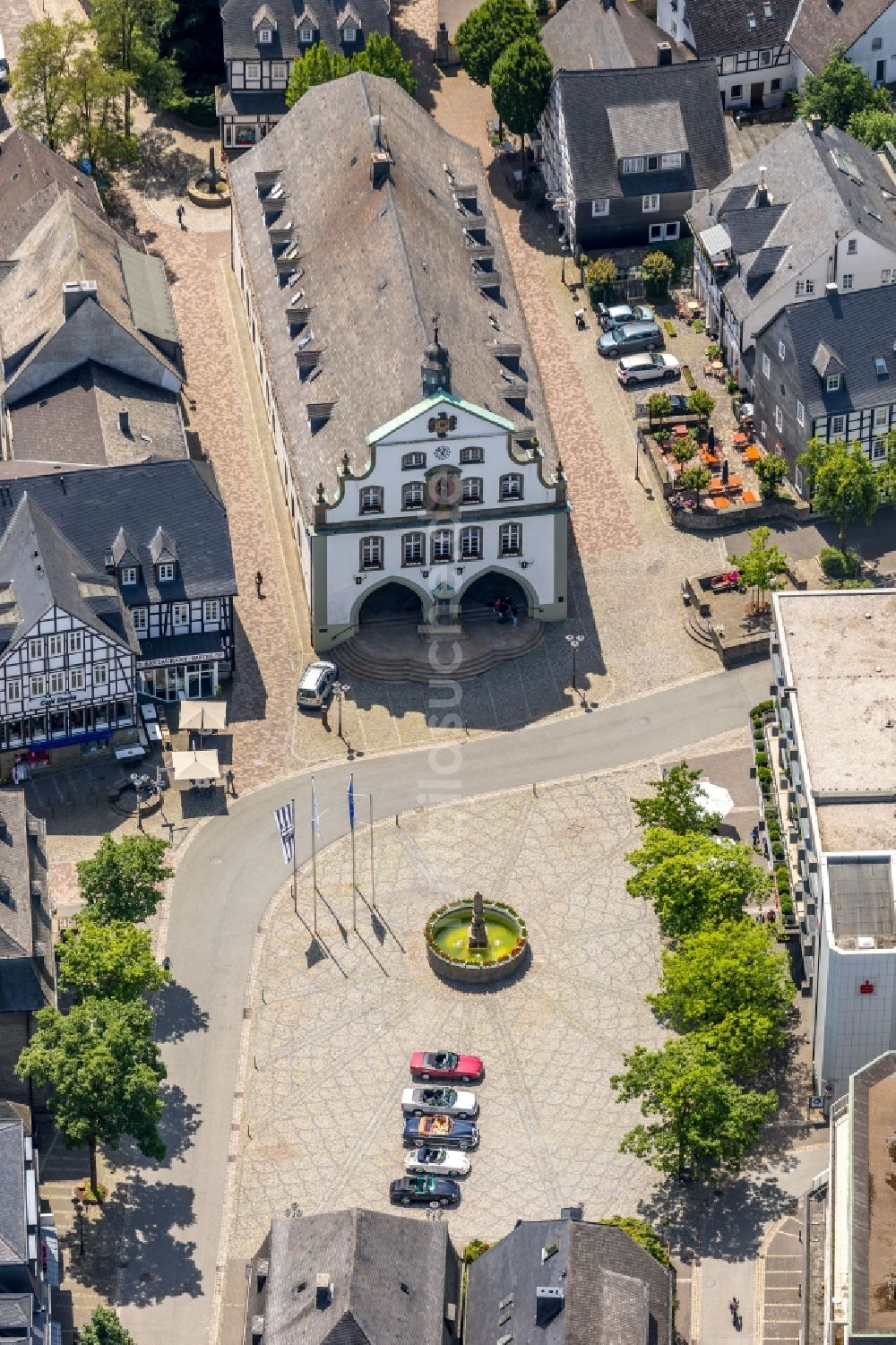 Luftbild Brilon - Gebäude der Stadtverwaltung - Rathaus am Marktplatz in Brilon im Bundesland Nordrhein-Westfalen, Deutschland