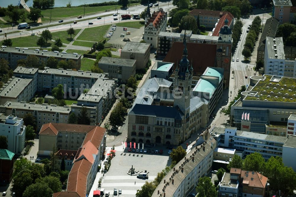 Dessau von oben - Gebäude der Stadtverwaltung - Rathaus am Marktplatz in Dessau im Bundesland Sachsen-Anhalt, Deutschland