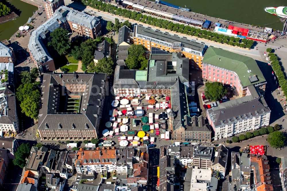 Luftbild Düsseldorf - Gebäude der Stadtverwaltung - Rathaus am Marktplatz in Düsseldorf im Bundesland Nordrhein-Westfalen