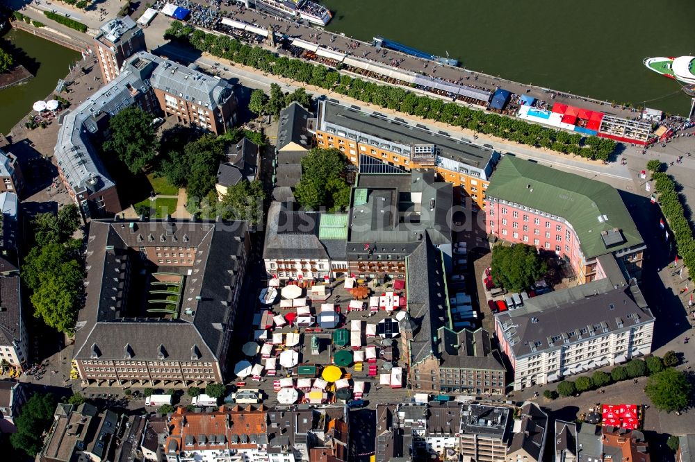 Luftaufnahme Düsseldorf - Gebäude der Stadtverwaltung - Rathaus am Marktplatz in Düsseldorf im Bundesland Nordrhein-Westfalen