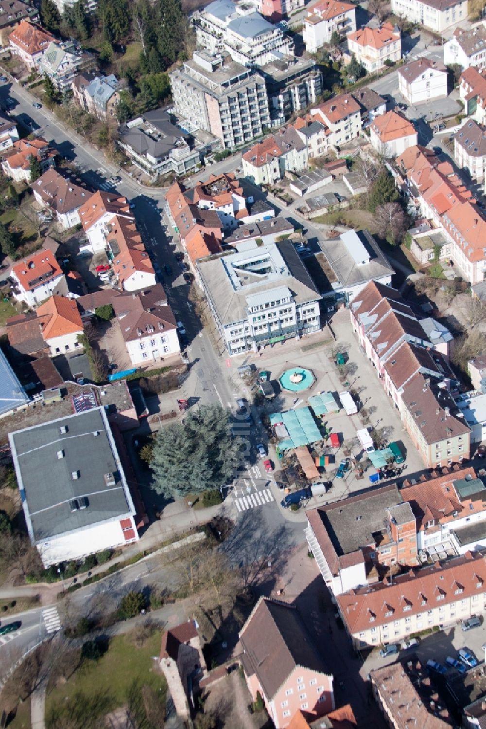 Luftaufnahme Eberbach - Gebäude der Stadtverwaltung - Rathaus am Marktplatz in Eberbach im Bundesland Baden-Württemberg