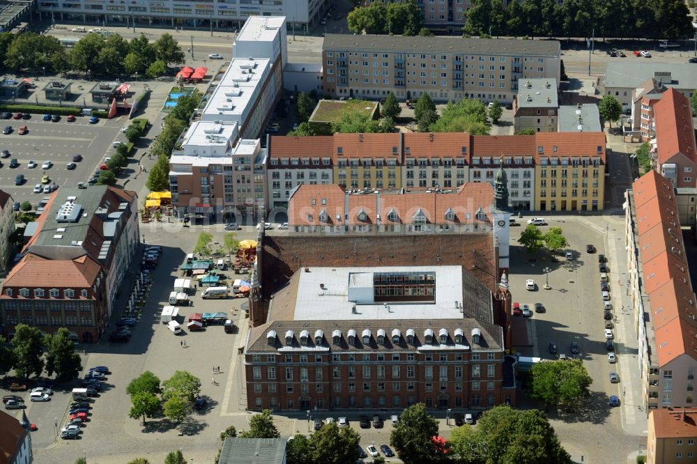 Luftaufnahme Frankfurt (Oder) - Gebäude der Stadtverwaltung - Rathaus am Marktplatz in Frankfurt (Oder) im Bundesland Brandenburg