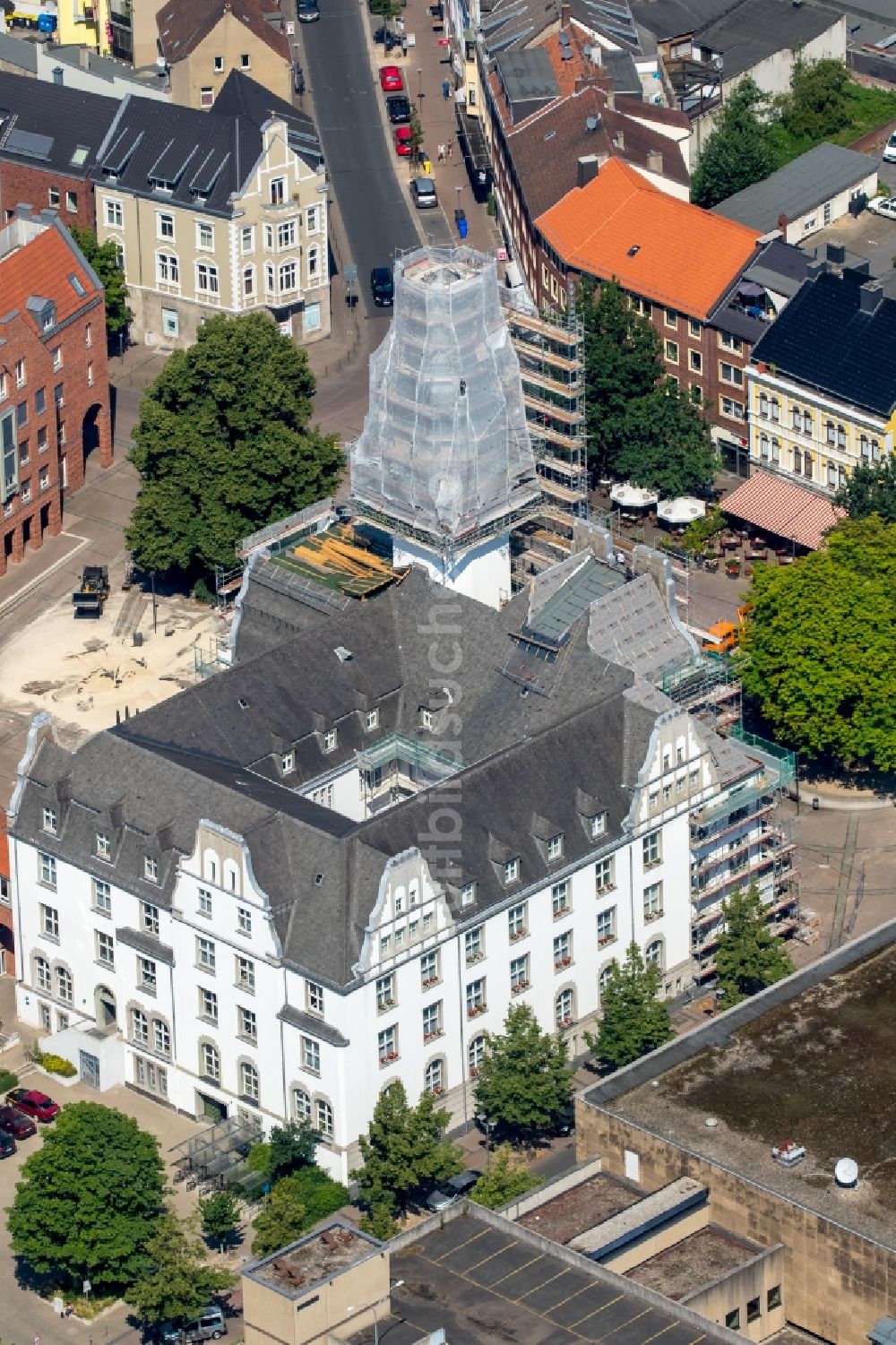 Luftaufnahme Gladbeck - Gebäude der Stadtverwaltung - Rathaus am Marktplatz in Gladbeck im Bundesland Nordrhein-Westfalen