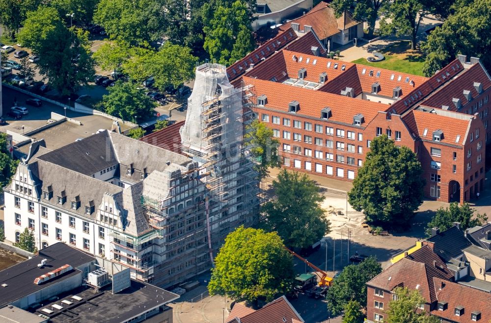 Luftaufnahme Gladbeck - Gebäude der Stadtverwaltung - Rathaus am Marktplatz in Gladbeck im Bundesland Nordrhein-Westfalen