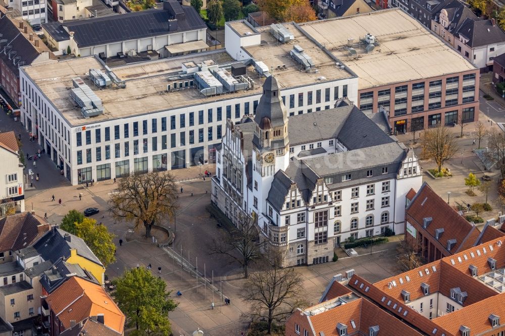 Gladbeck von oben - Gebäude der Stadtverwaltung - Rathaus am Marktplatz in Gladbeck im Bundesland Nordrhein-Westfalen