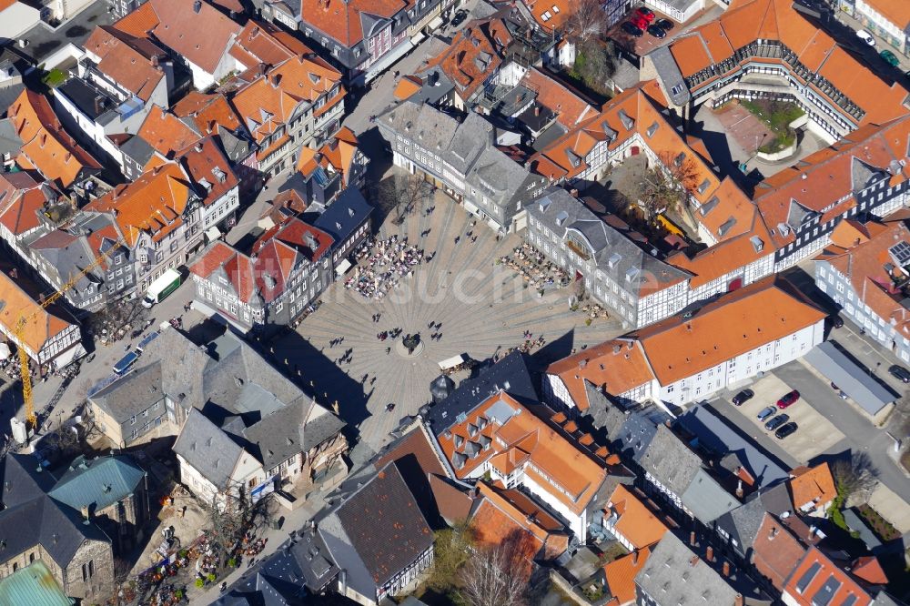 Luftaufnahme Goslar - Gebäude der Stadtverwaltung - Rathaus am Marktplatz in Goslar im Bundesland Niedersachsen, Deutschland