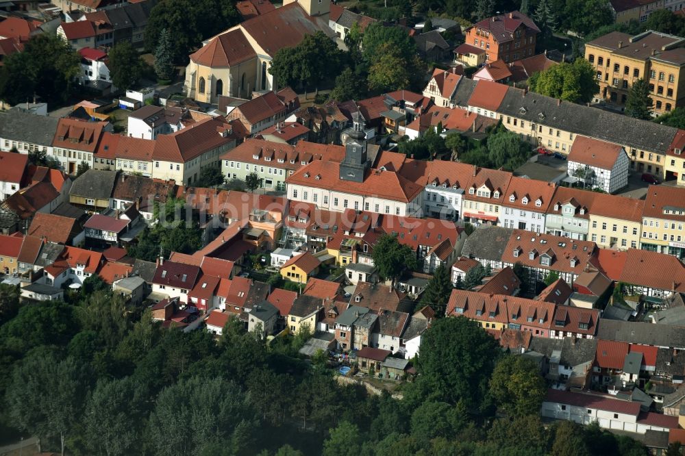 Luftaufnahme Greußen - Gebäude der Stadtverwaltung - Rathaus am Marktplatz in Greußen im Bundesland Thüringen