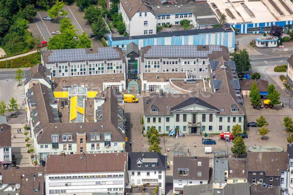 Heiligenhaus aus der Vogelperspektive: Gebäude der Stadtverwaltung - Rathaus am Marktplatz in Heiligenhaus im Bundesland Nordrhein-Westfalen