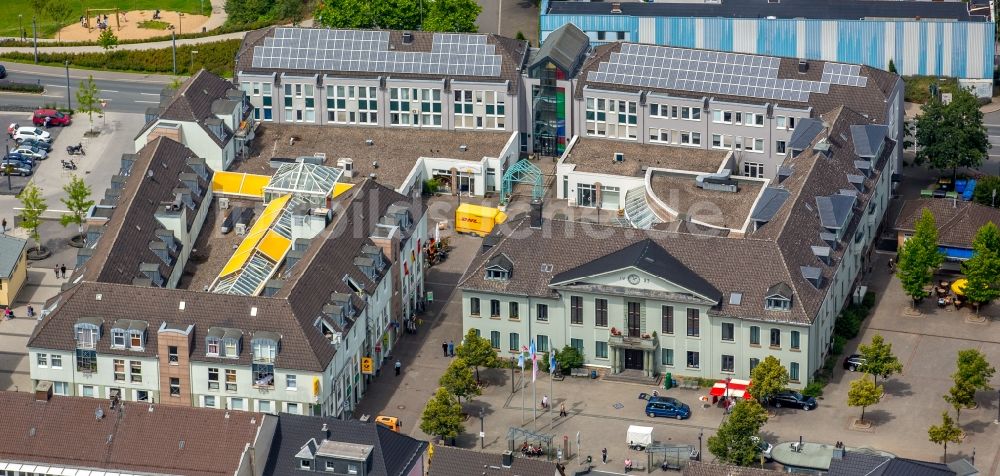 Luftaufnahme Heiligenhaus - Gebäude der Stadtverwaltung - Rathaus am Marktplatz in Heiligenhaus im Bundesland Nordrhein-Westfalen