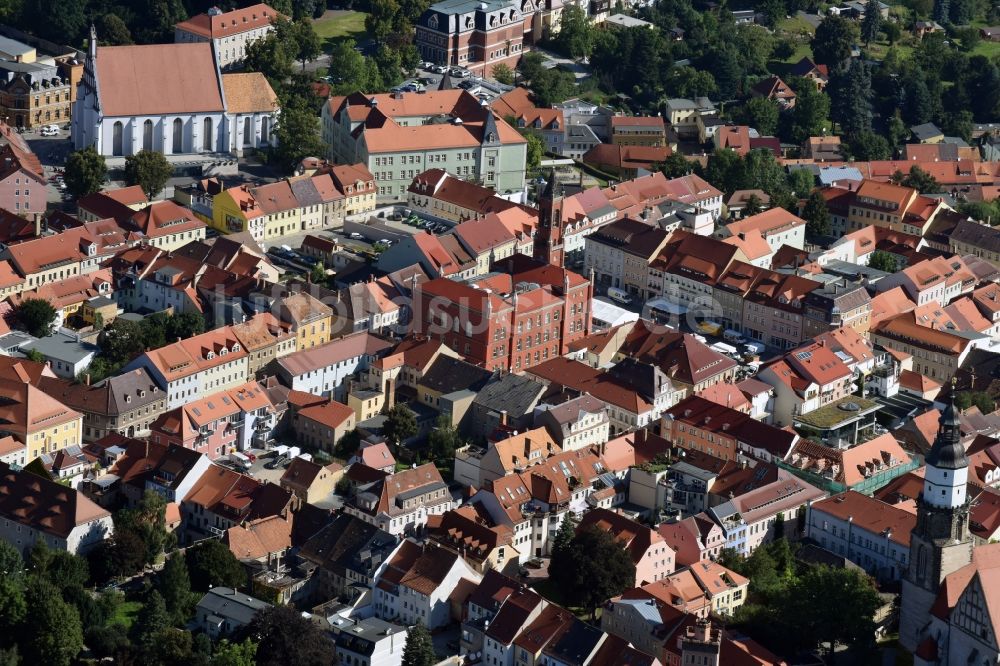 Kamenz aus der Vogelperspektive: Gebäude der Stadtverwaltung - Rathaus am Marktplatz in der Innenstadt von Kamenz im Bundesland Sachsen