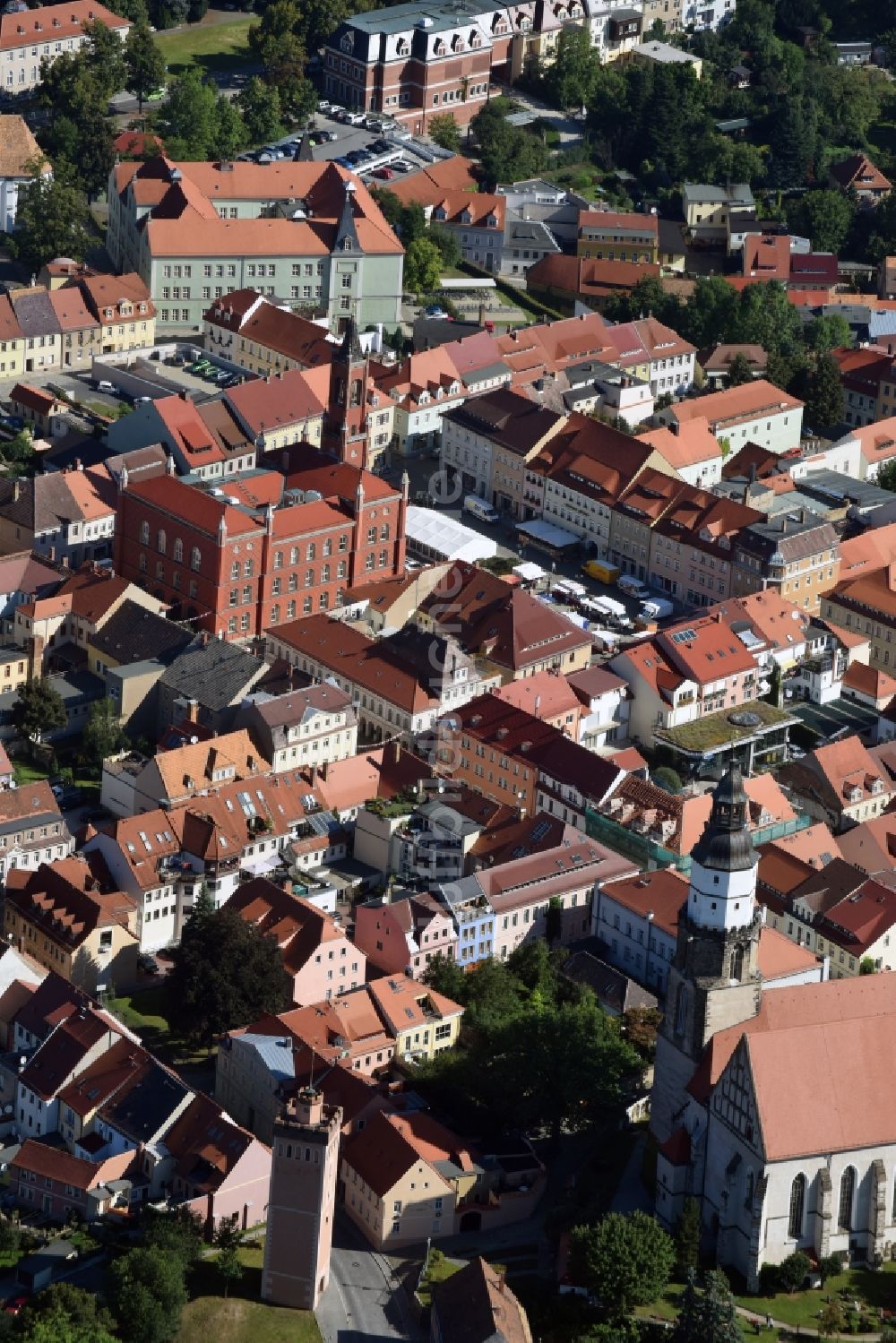 Luftaufnahme Kamenz - Gebäude der Stadtverwaltung - Rathaus am Marktplatz in der Innenstadt von Kamenz im Bundesland Sachsen