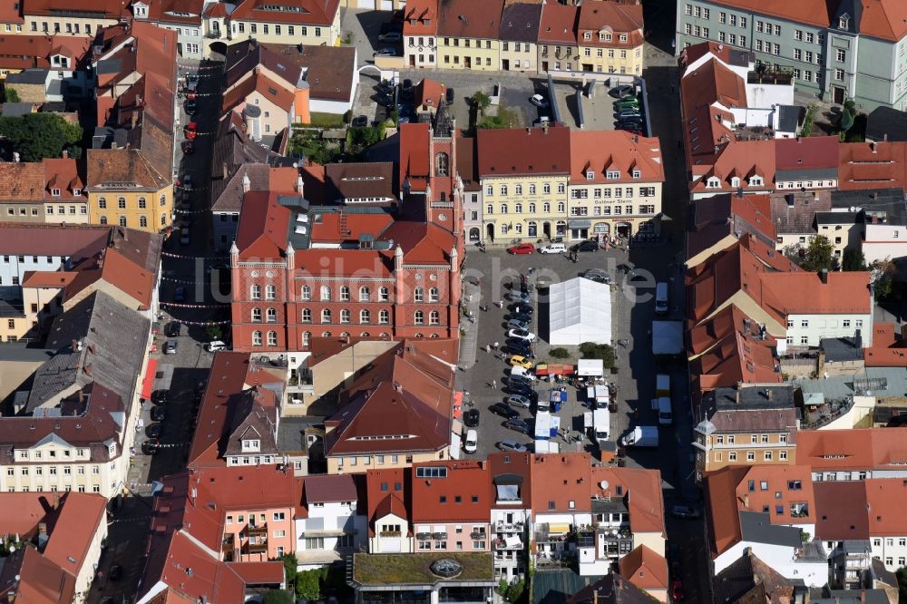 Kamenz von oben - Gebäude der Stadtverwaltung - Rathaus am Marktplatz in der Innenstadt von Kamenz im Bundesland Sachsen