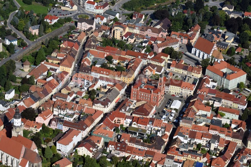 Kamenz von oben - Gebäude der Stadtverwaltung - Rathaus am Marktplatz in der Innenstadt von Kamenz im Bundesland Sachsen