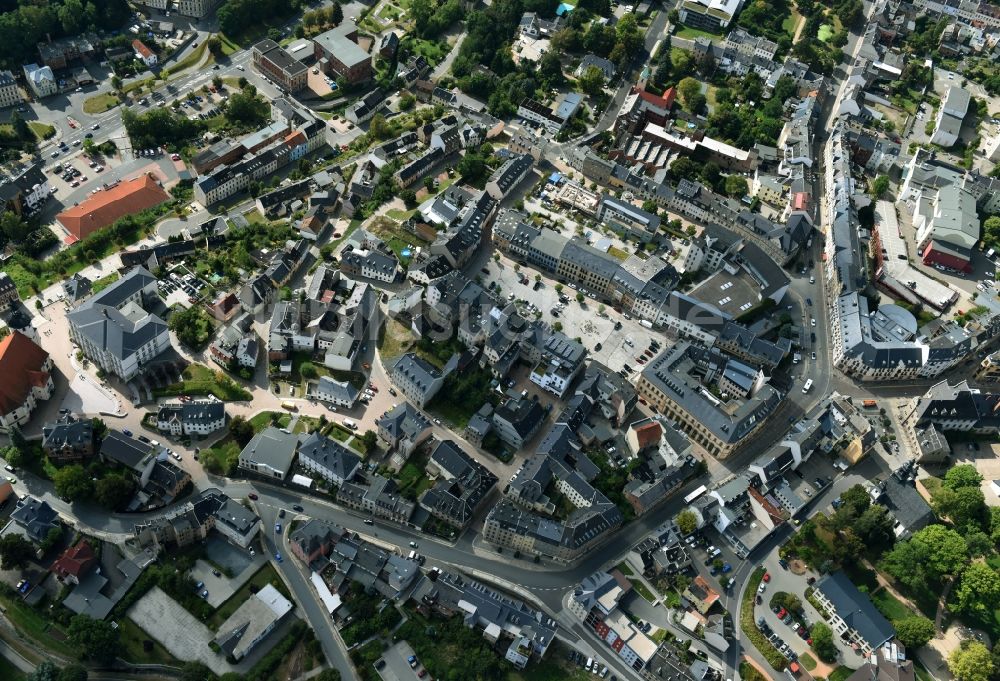 Luftaufnahme Reichenbach im Vogtland - Gebäude der Stadtverwaltung - Rathaus am Marktplatz in der Innenstadt in Reichenbach im Vogtland im Bundesland Sachsen