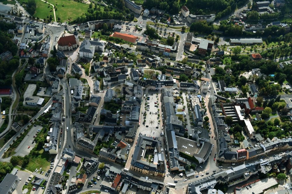 Reichenbach im Vogtland von oben - Gebäude der Stadtverwaltung - Rathaus am Marktplatz in der Innenstadt in Reichenbach im Vogtland im Bundesland Sachsen