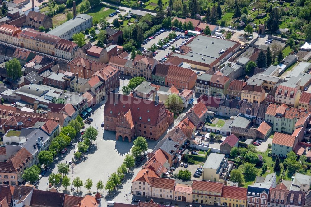 Luftbild Jüterbog - Gebäude der Stadtverwaltung - Rathaus am Marktplatz in Jüterbog im Bundesland Brandenburg, Deutschland