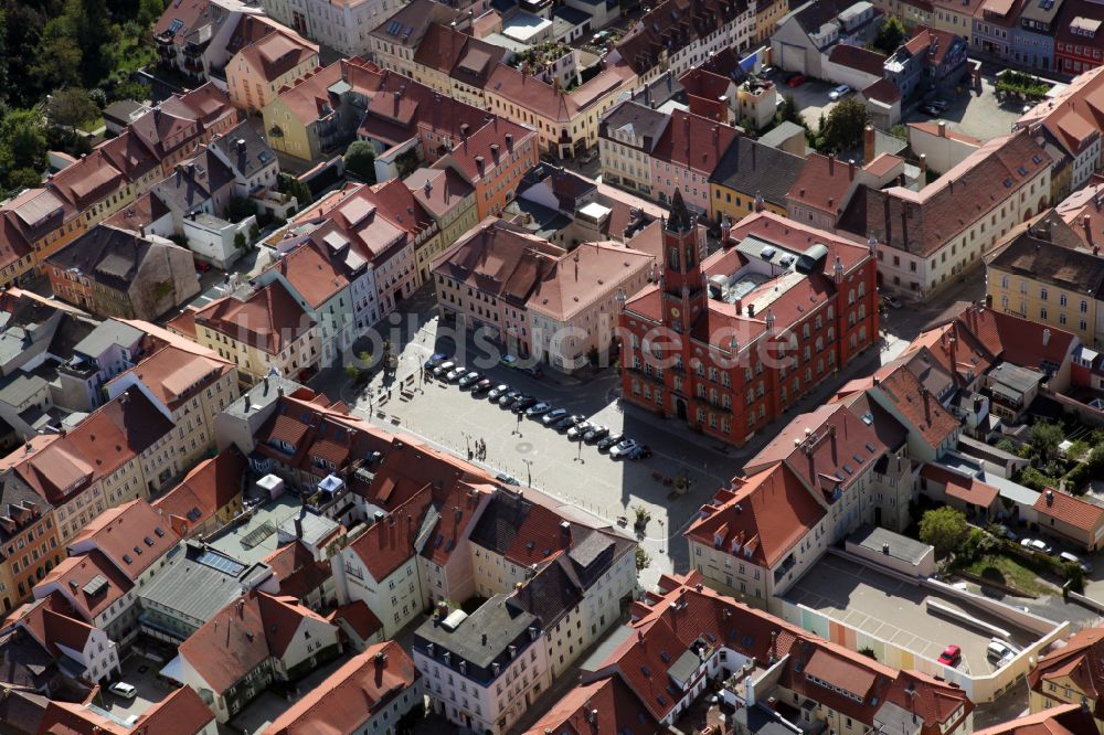 Kamenz aus der Vogelperspektive: Gebäude der Stadtverwaltung - Rathaus am Marktplatz in Kamenz im Bundesland Sachsen, Deutschland