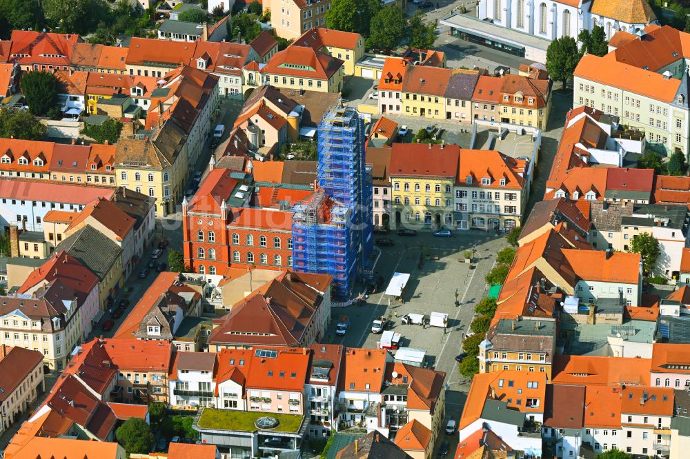 Luftbild Kamenz - Gebäude der Stadtverwaltung - Rathaus am Marktplatz in Kamenz im Bundesland Sachsen, Deutschland