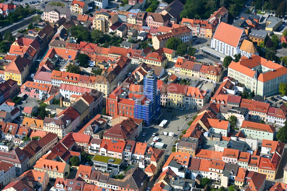 Luftaufnahme Kamenz - Gebäude der Stadtverwaltung - Rathaus am Marktplatz in Kamenz im Bundesland Sachsen, Deutschland