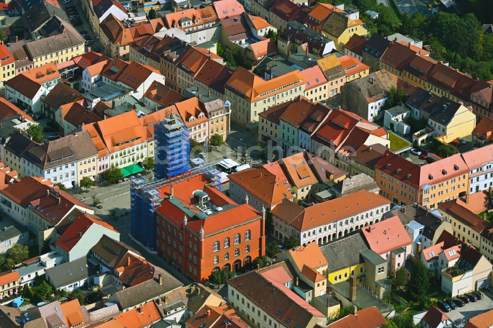 Kamenz von oben - Gebäude der Stadtverwaltung - Rathaus am Marktplatz in Kamenz im Bundesland Sachsen, Deutschland